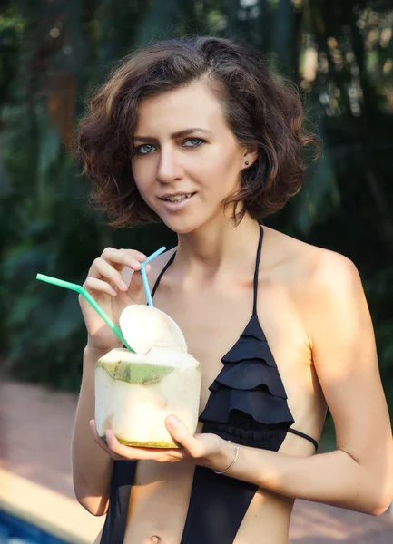 Vrouw dranken kokosnoot — Stockfoto