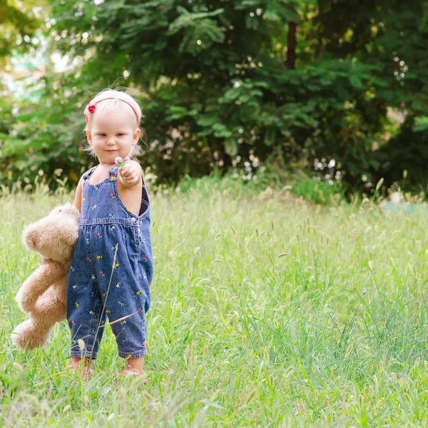 Enfant avec jouet — Photo