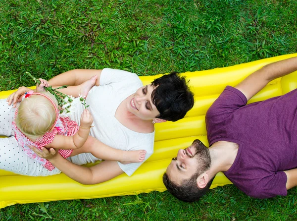 Joven familia feliz — Foto de Stock