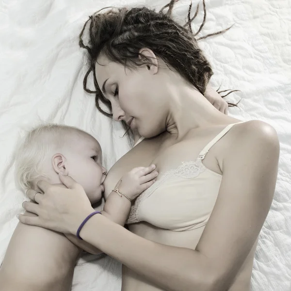Матері годувати дитину — стокове фото