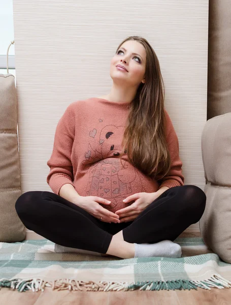 Schöne schwangere Frau — Stockfoto