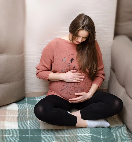 Schöne schwangere Frau — Stockfoto