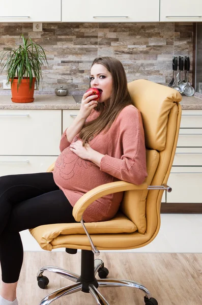 Mujer embarazada hermosa — Foto de Stock