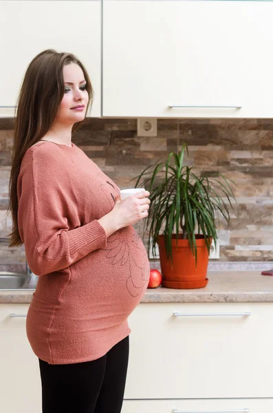 Donna incinta bere il tè — Foto Stock