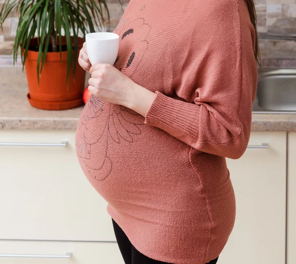임신한 여자 음료 차 — 스톡 사진