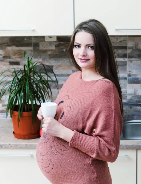 Schwangere trinken Tee — Stockfoto