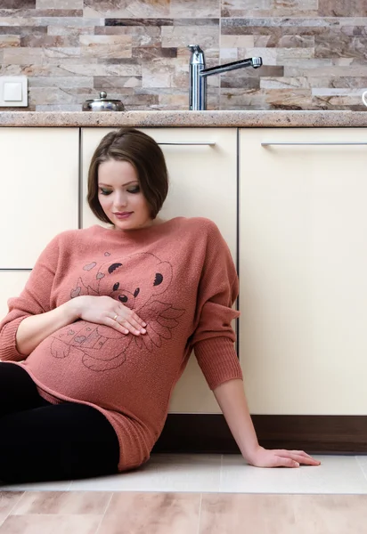 Schöne schwangere Frau — Stockfoto