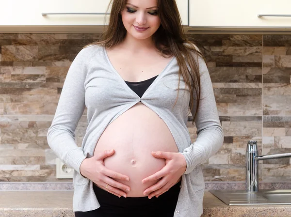 Mujer embarazada hermosa — Foto de Stock