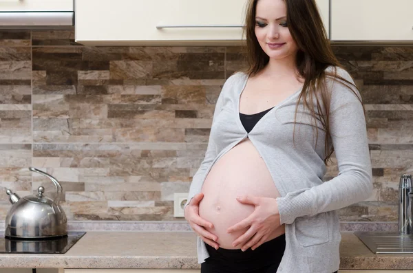 Mujer embarazada hermosa — Foto de Stock