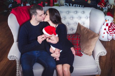 Mutlu aile kanepede oturup