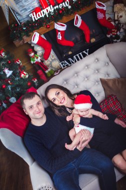 Mutlu aile kanepede oturup