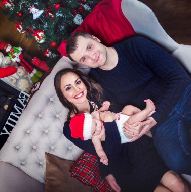 Mutlu aile kanepede oturup