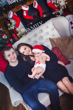 Mutlu aile kanepede oturup