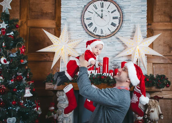 Vader en dochter wachten voor Kerstmis — Stockfoto