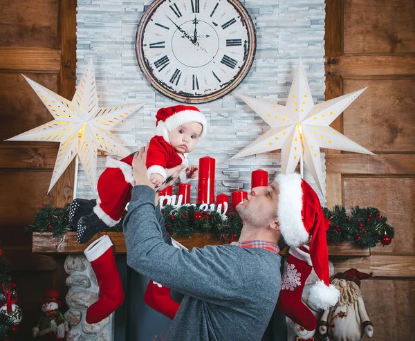 Vader en dochter wachten voor Kerstmis — Stockfoto