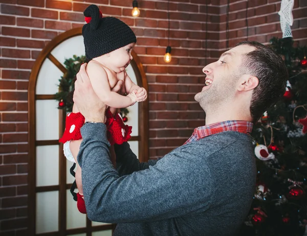 Vader en dochter. Kersttijd — Stockfoto