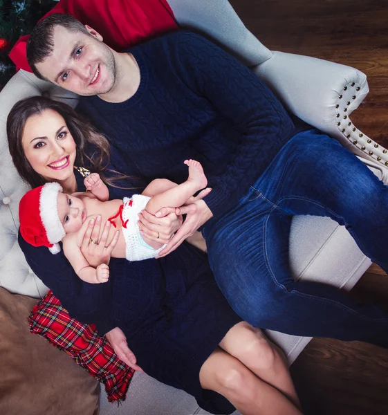 Família feliz sentar-se no sofá — Fotografia de Stock