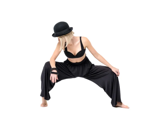 Танцующая женщина в черном — стоковое фото