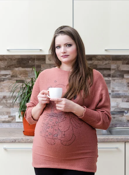 Schöne schwangere Frau — Stockfoto