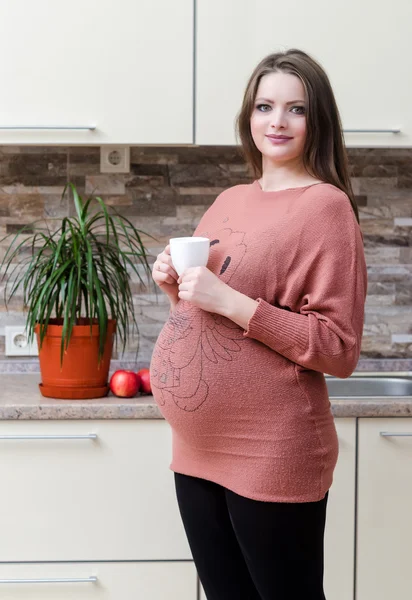 Vacker gravid kvinna — Stockfoto