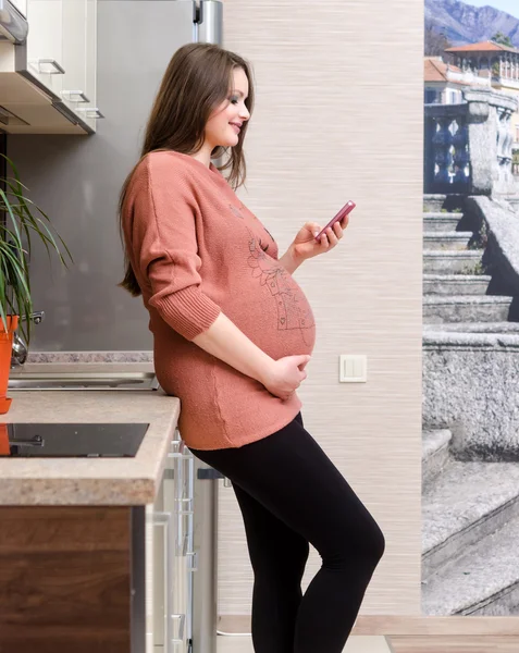 Красива вагітна жінка — стокове фото