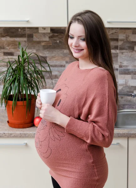 Mooie zwangere vrouw — Stockfoto