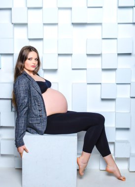 Stüdyoda hamile bir kadın