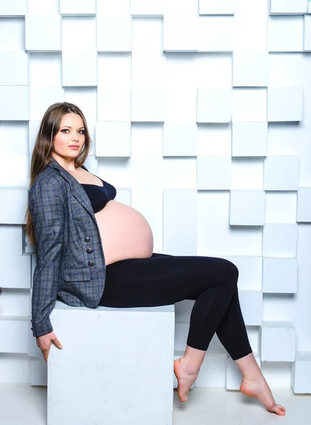 Pregnant woman in studio — Stock Photo, Image