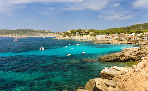 Uitzicht op zee kust strand Sant Elm — Stockfoto