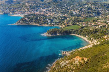 Cassis yakınındaki kıyı şeridi. Fransa