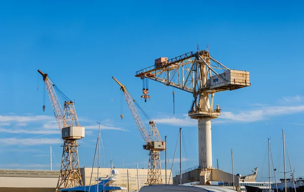 Almacén portuario con cargas — Foto de Stock