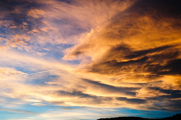 Panorama des Sonnenuntergangs im Himmel — Stockfoto