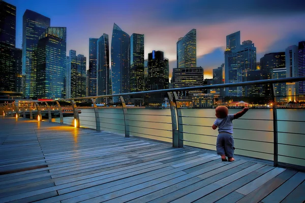 Ragazzino in una grande città — Foto Stock