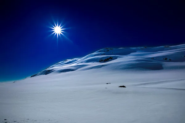 Montaña cubierta de nieve — Foto de Stock