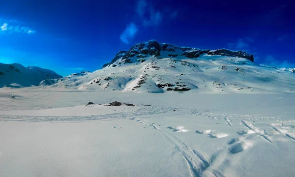 Montanha coberta de neve — Fotografia de Stock