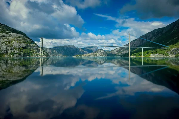 Fjord et montagnes norvégiennes — Photo
