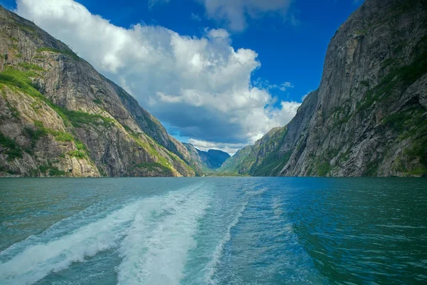 Viaje en barco en Lysefjorden — Foto de Stock