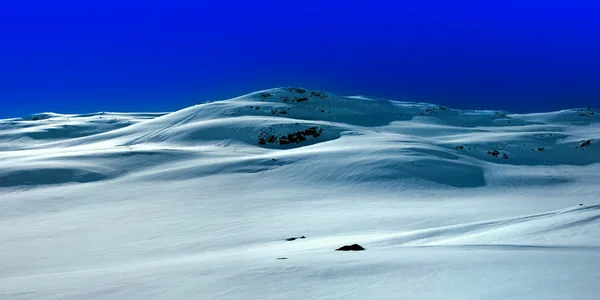 Karla kaplı dağ — Stok fotoğraf