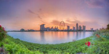 Günbatımında Singapur silueti