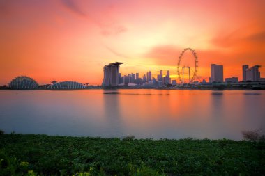 Günbatımında Singapur silueti