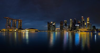 Günbatımında Singapur silueti