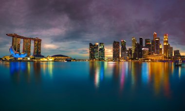 Günbatımında Singapur silueti