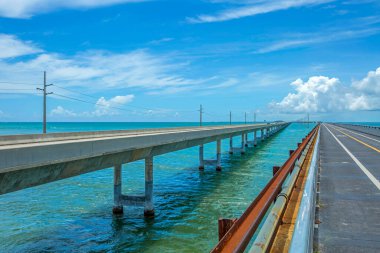 Seven Mile Köprüsü, Marathon ve Bahia Honda Eyalet Parkı arasında yer almaktadır.
