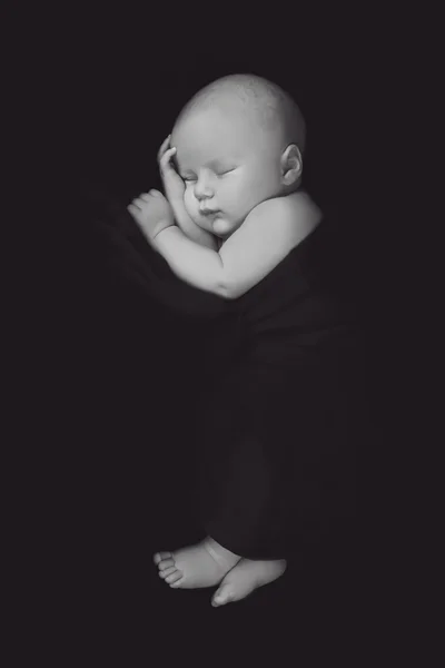Новорожденный спит — стоковое фото