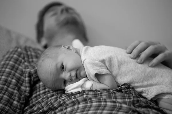 Уставший отец — стоковое фото