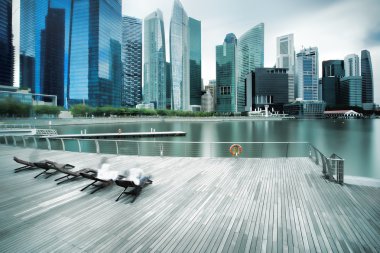 Arkadan aydınlatmalı şehir manzarası