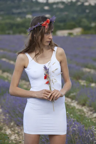 Kvinna poserar i en lavendel fält — Stockfoto