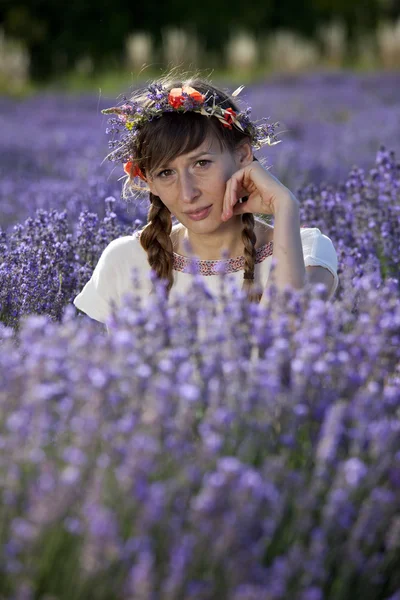 Avkopplande kvinna i lavendel fält — Stockfoto