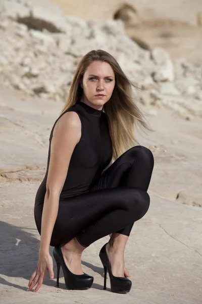 Mulher em catsuit preto — Fotografia de Stock
