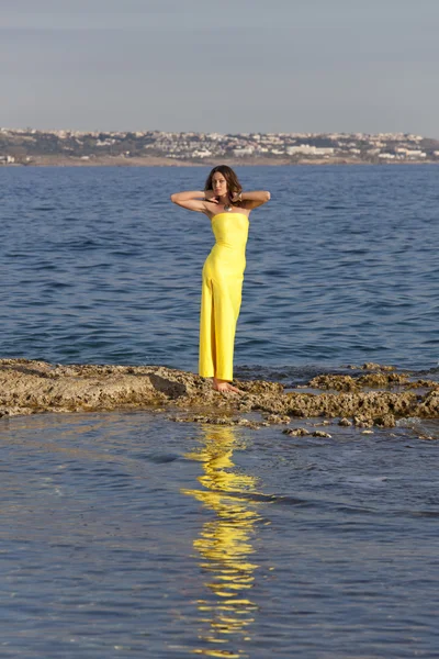 Femme en robe jaune en mer — Photo